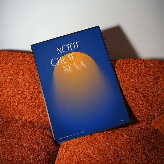 Poster Notte che se ne va incorniciato su divano bouclé arancione — vicolo buio illuminato dal lampione, Posteria Verace