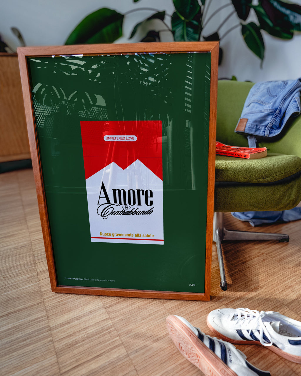 Poster Amore di Contrabbando in cornice su parete – stampa napoletana contemporanea | Posteria Verace