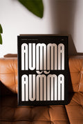 Poster Aumma Aumma in cornice su parete – design napoletano contemporaneo | Posteria Verace
