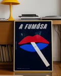Poster La Fumosa in cornice su parete – ispirato alle pubblicità Gitanes | Posteria Verace