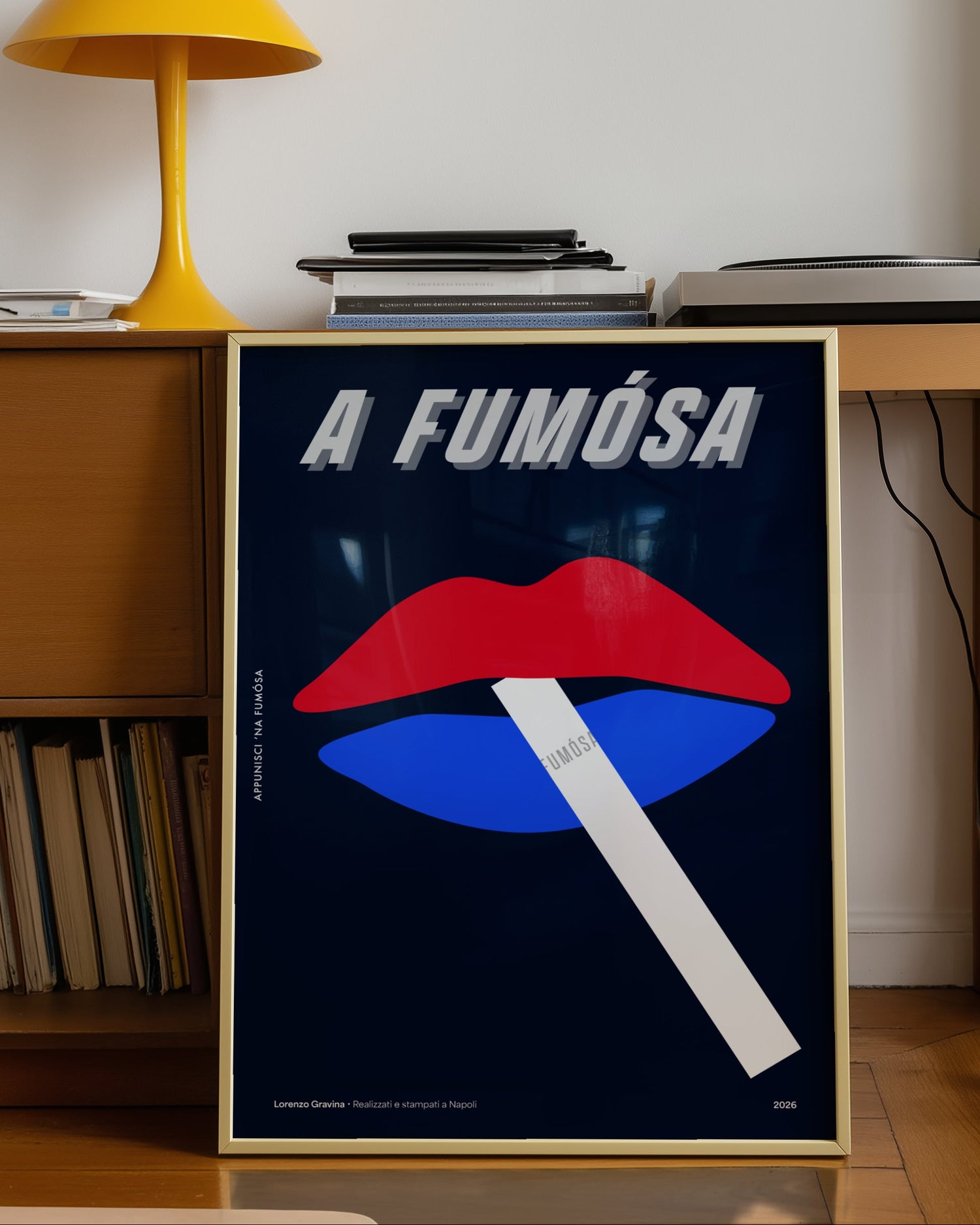 Poster La Fumosa in cornice su parete – ispirato alle pubblicità Gitanes | Posteria Verace