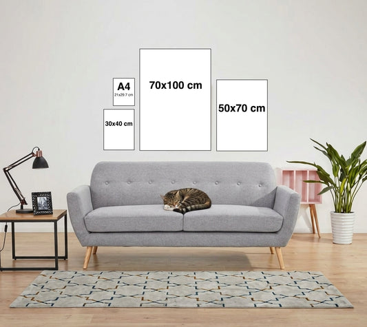 Guida alle misure dei poster Posteria Verace: formati A4, 30x40, 50x70 e 70x100 cm a confronto su parete