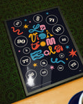 Poster La Vida Tombola! in cornice su parete – stampa napoletana contemporanea | Posteria Verace