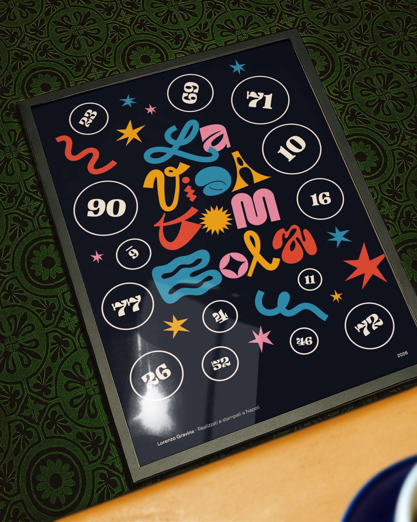 Poster La Vida Tombola! in cornice su parete – stampa napoletana contemporanea | Posteria Verace