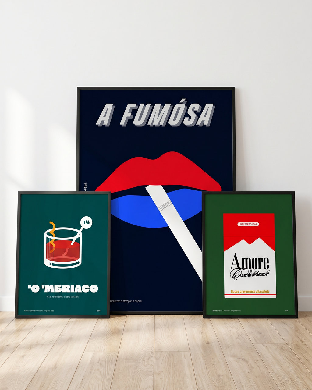 Contropaccotto — pack poster napoletani: 'A Fumosa 50x70, 'O 'Mbriaco e Amore di Contrabbando 30x40 in cornice nera appoggiate a terra | Posteria Verace