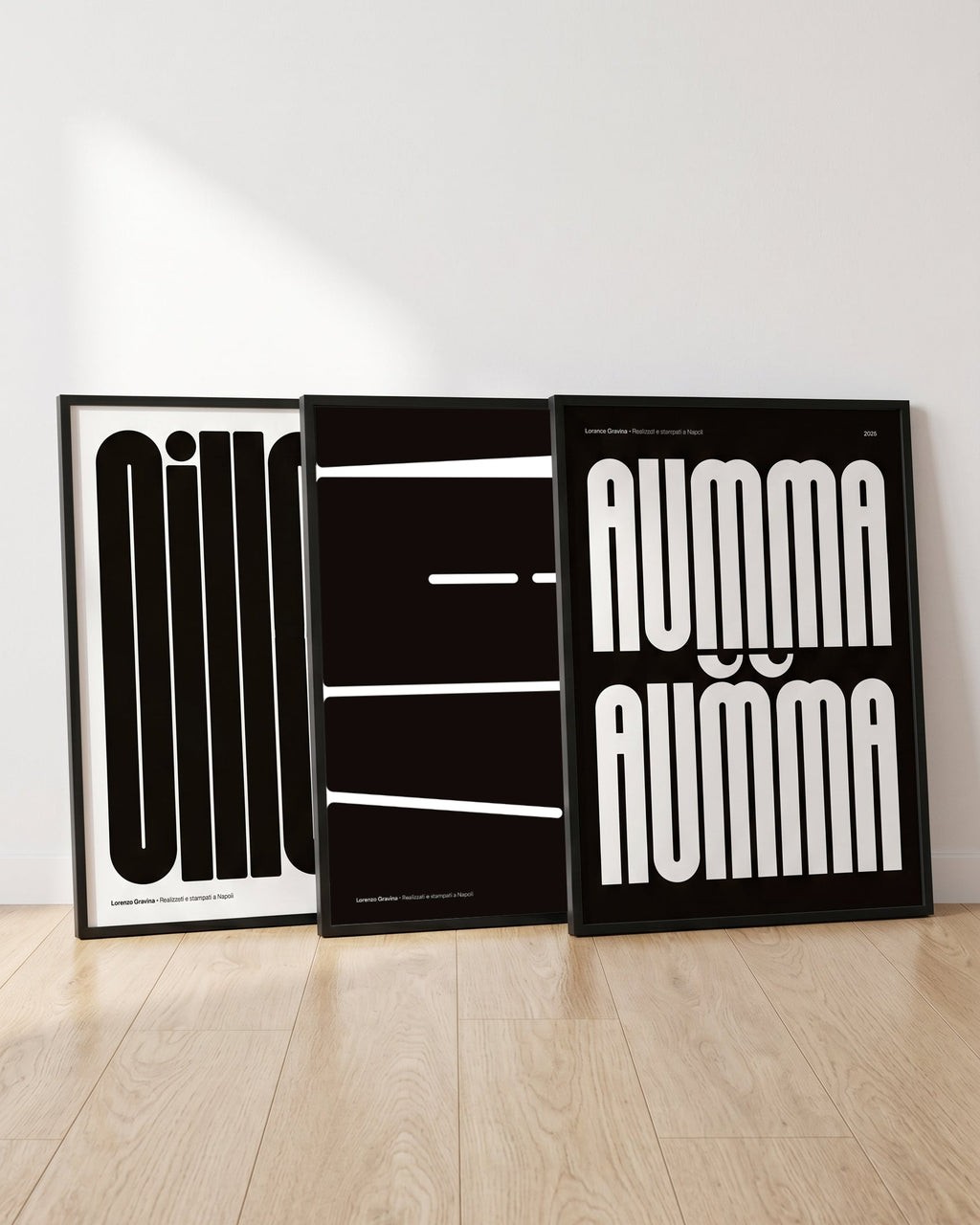Doppio Pacco — tre poster napoletani 30x40 in cornice nera appoggiate a terra | Posteria Verace