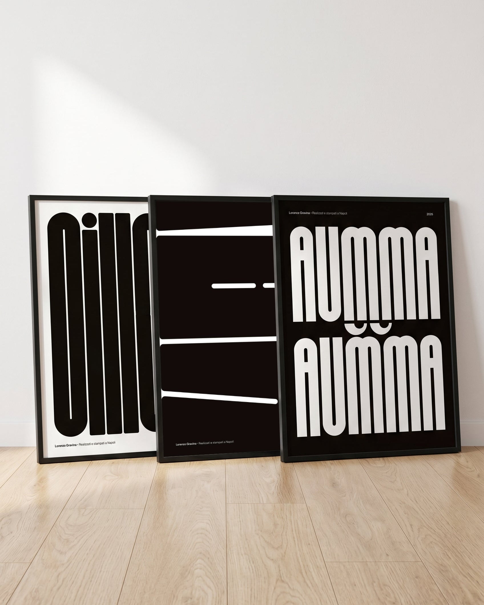 Doppio Pacco — tre poster napoletani 30x40 in cornice nera appoggiate a terra | Posteria Verace