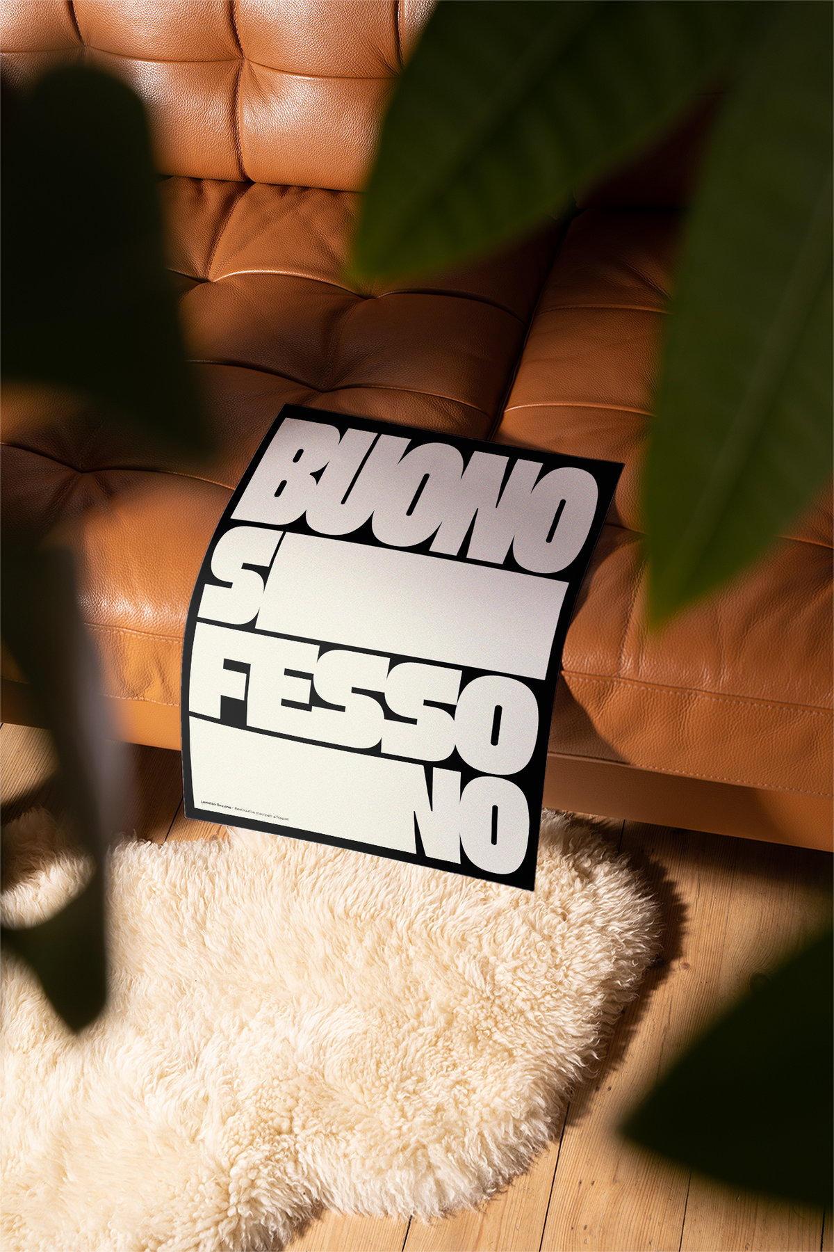 Poster Buono sì, fesso no appoggiato a un divano in pelle
