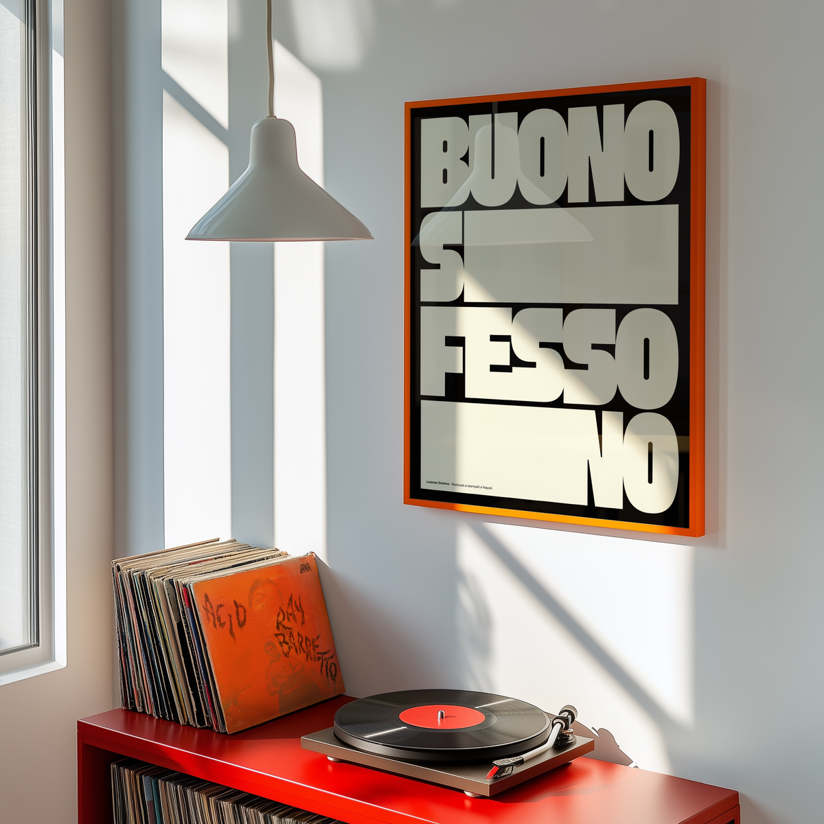 Poster Buono sì, fesso no in cornice arancione sopra un giradischi