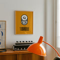 Poster 'E Ccancelle incorniciato sopra amplificatore vintage con lampada arancione — Posteria Verace, stampa napoletana