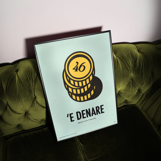 Poster 'E Denare smorfia napoletana 46 in cornice nera su divano verde velluto | Posteria Verace