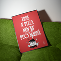 Poster Ernesto incorniciato su divano verde – tormentone napoletano della pizza, illustrazione di Lorenzo Gravina | Posteria Verace