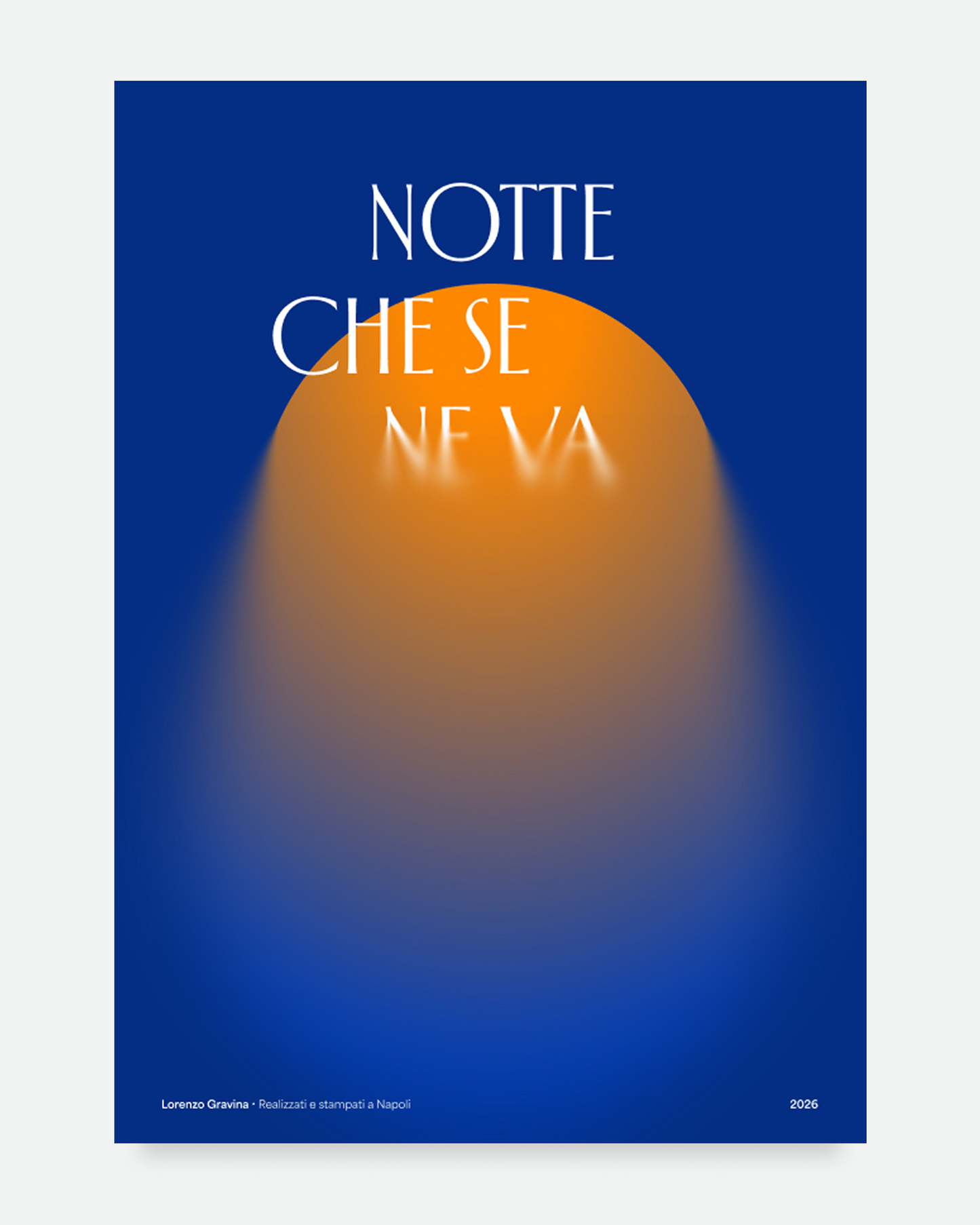 Poster Notte che se ne va — lampione arancione in vicolo buio napoletano, illustrazione di Lorenzo Gravina