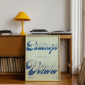 Poster Partenope è cchiù bella 'e Venere incorniciato in soggiorno su credenza in legno con lampada gialla e vinili | Posteria Verace