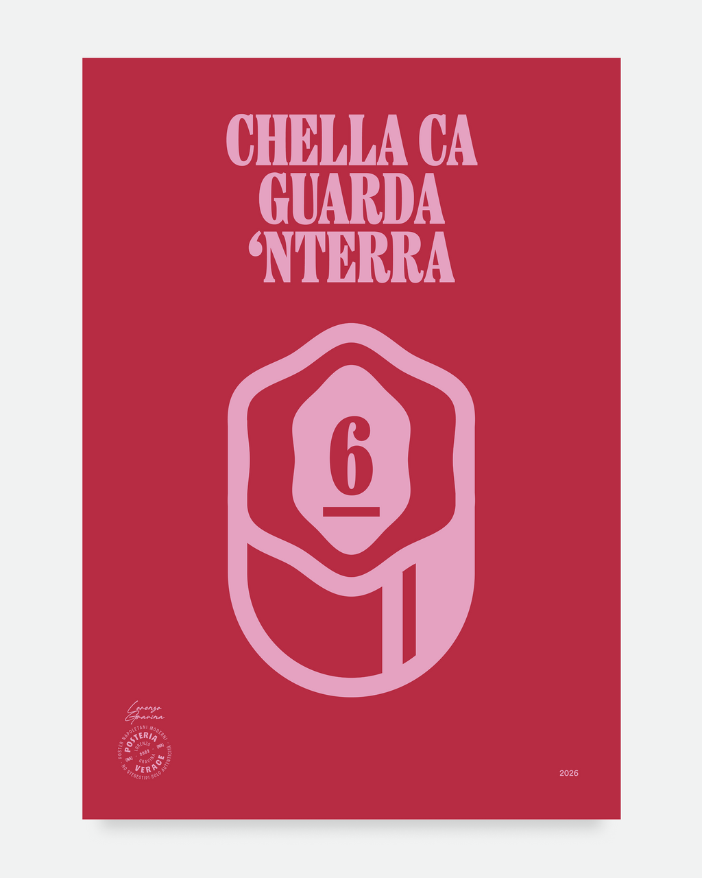 Poster Smorfia 6 napoletana: la scritta «Chella ca guarda 'nterra» in rosa su fondo rosso, con il numero 6 dentro il simbolo disegnato da Lorenzo Gravina