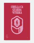 Poster Smorfia 6 napoletana: la scritta «Chella ca guarda 'nterra» in rosa su fondo rosso, con il numero 6 dentro il simbolo disegnato da Lorenzo Gravina