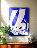 Poster Uè! in cornice su parete – design napoletano contemporaneo | Posteria Verace